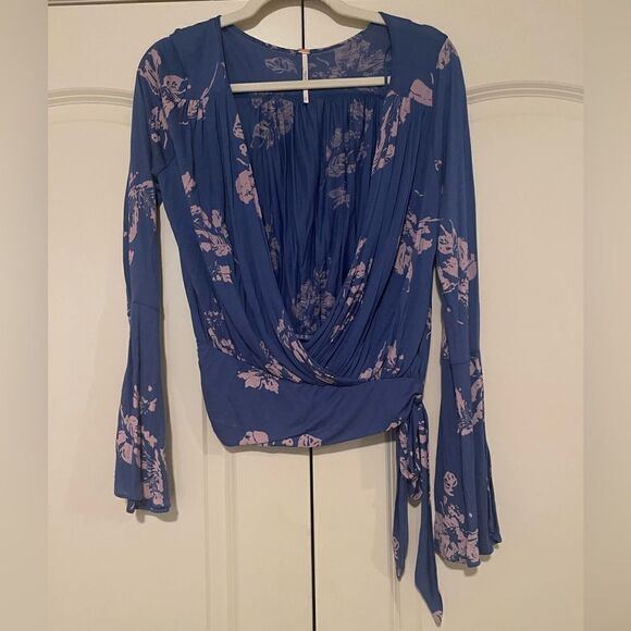 NWOT Free People Women’s Fiona Cobalt Blue Floral Print Bell Sleeve Top - Picture 5 of 11